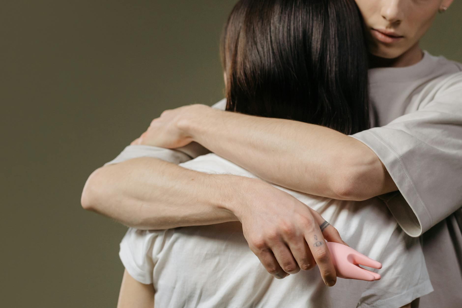 Casal abraçado, destacando intimidade e conexão emocional
